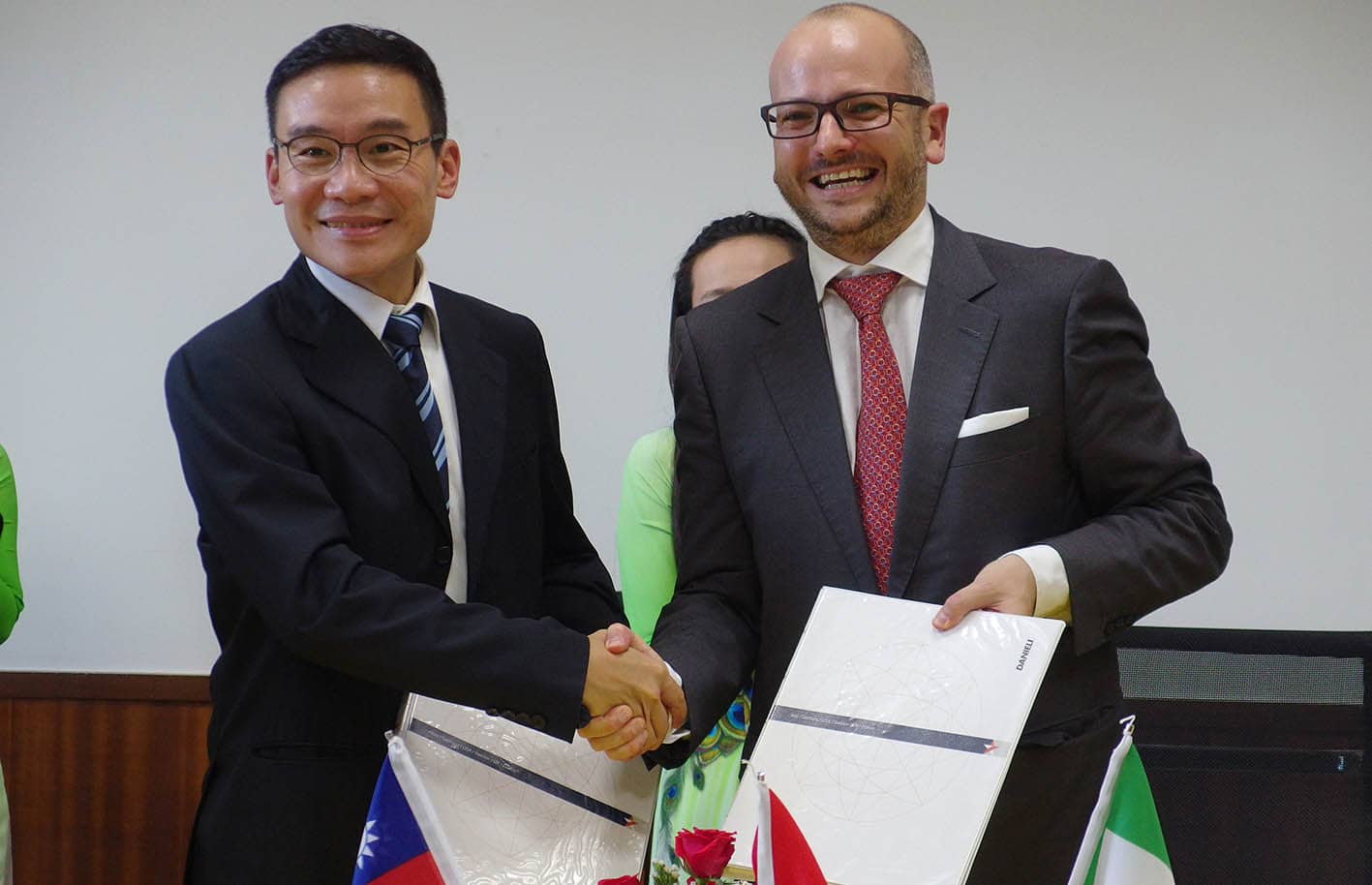 Souvenir picture contract signing ceremony:  Mr. Henry HO – Tung Ho Steel Chairman Mr. M. Bavaresco – COO Danieli Asia