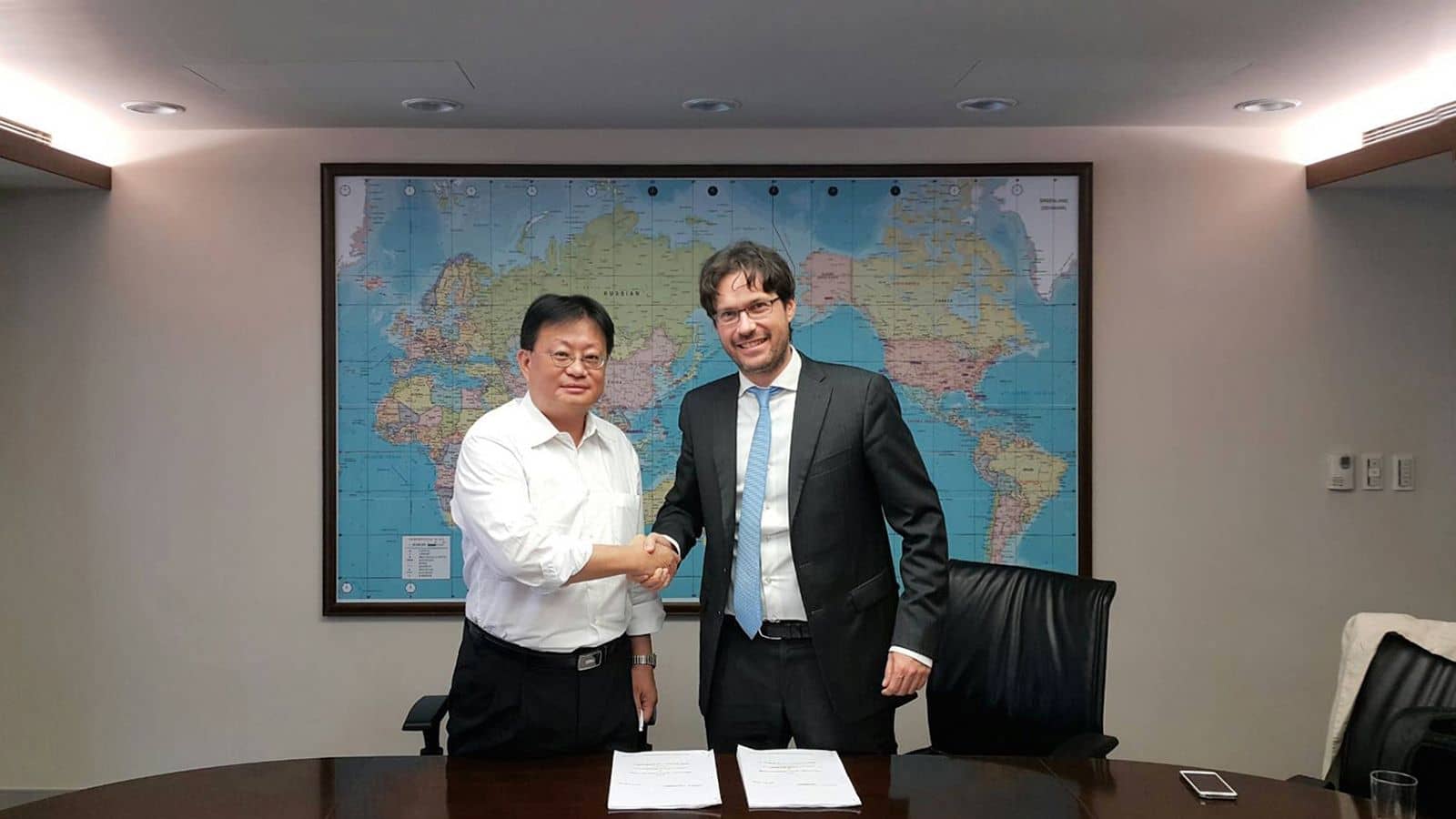 Souvenir photo at the contract signing, with Mr. Huang Bing Hua (left) of Tung Ho Steel Vietnam and Mr. Francesco Casarsa (right), Vice President Danieli Environment & Systems